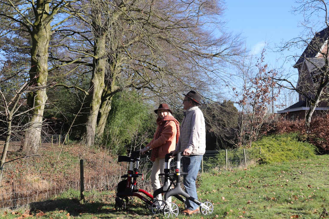 Senioren mit Rollator im Freien – Symbolbild