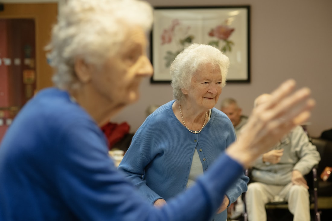 Zwei Seniorinnen im Gespräch – Symbolbild