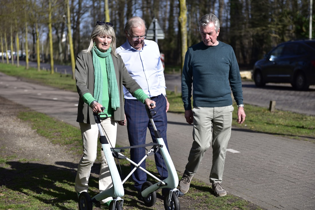 Senioren spazieren mit Rollator – Symbolbild