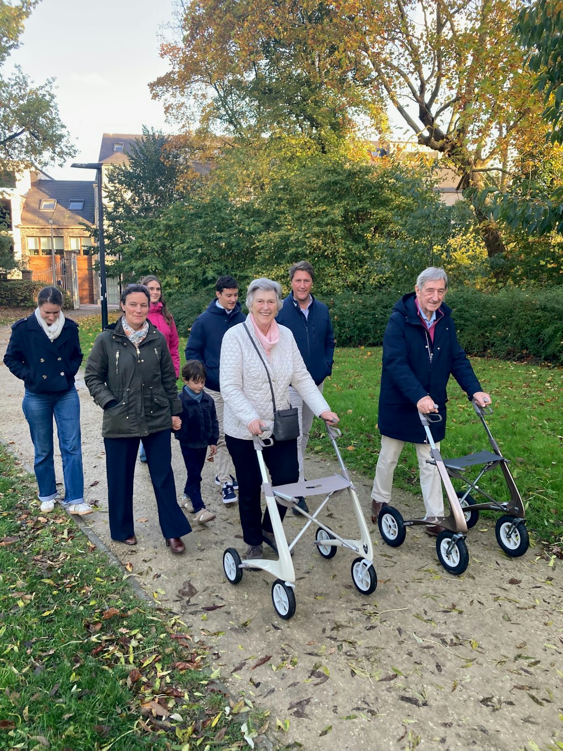 Seniorengruppe mit Rollatoren im Park – Symbolbild