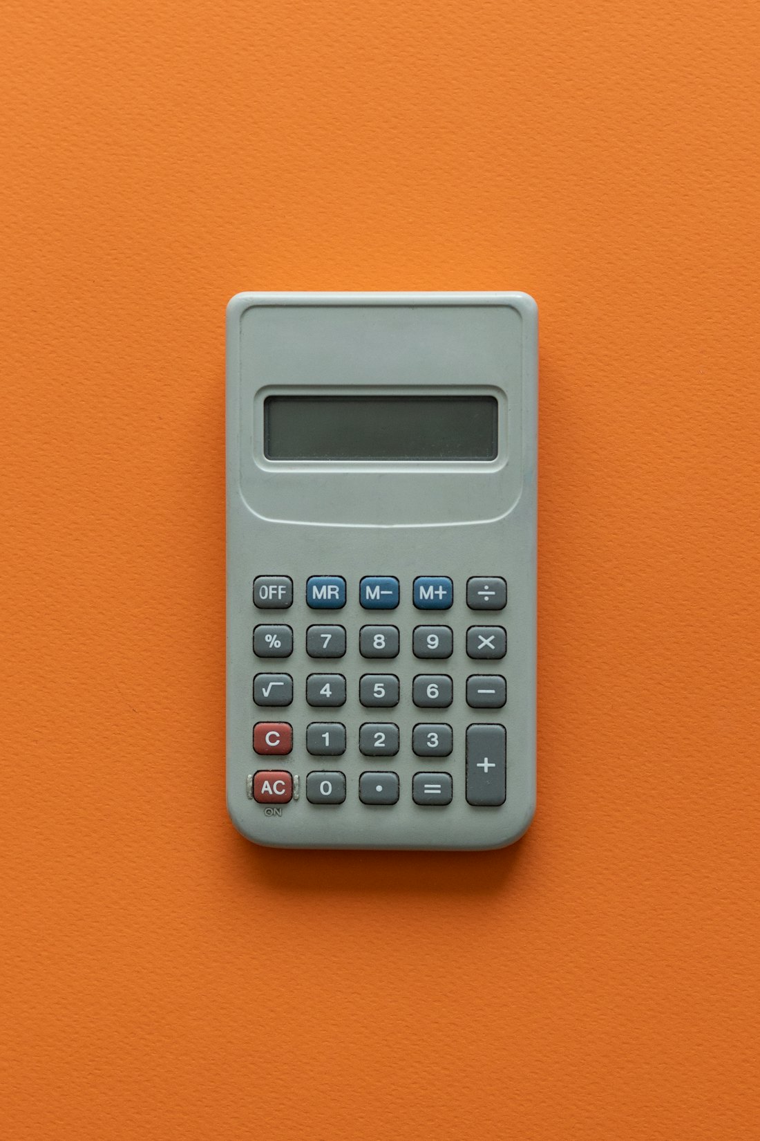 Taschenrechner – Symbolbild für Pflegekosten