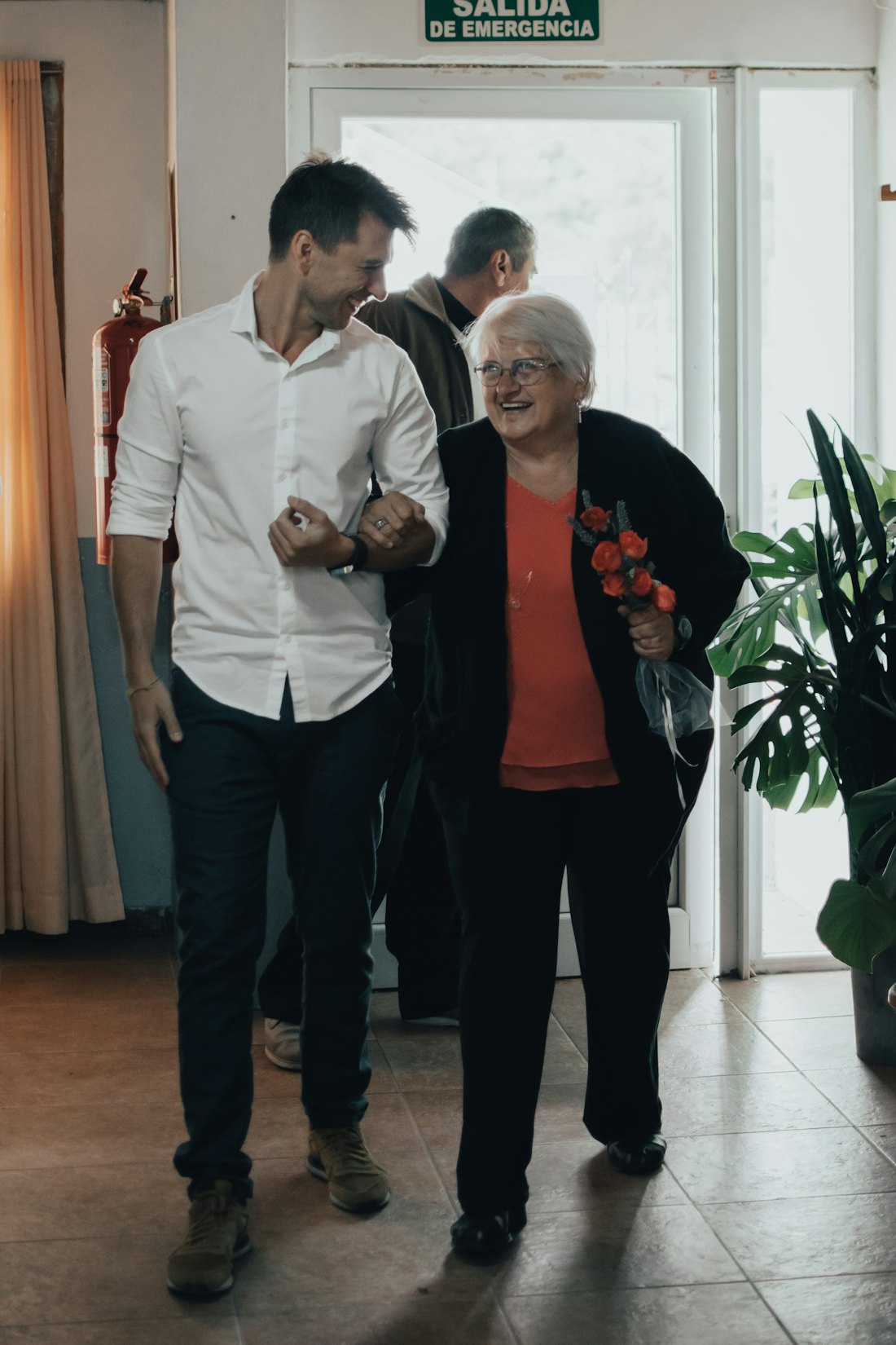 Pflegekraft stützt eine Seniorin beim Gehen – Symbolbild