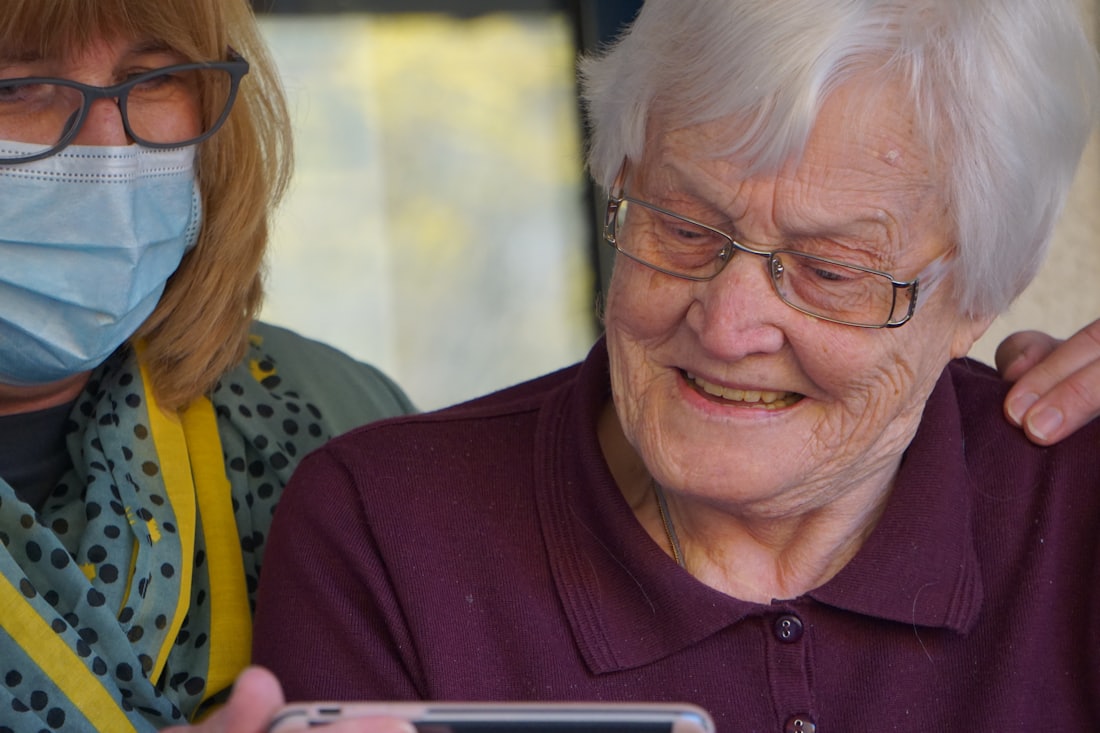 Pflegekraft betreut eine Seniorin – Symbolbild